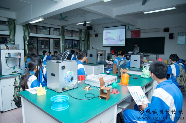 学生在课堂上学习3D打印相关知识