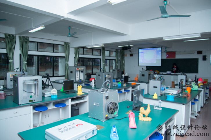 新华中学课堂上的3D打印机