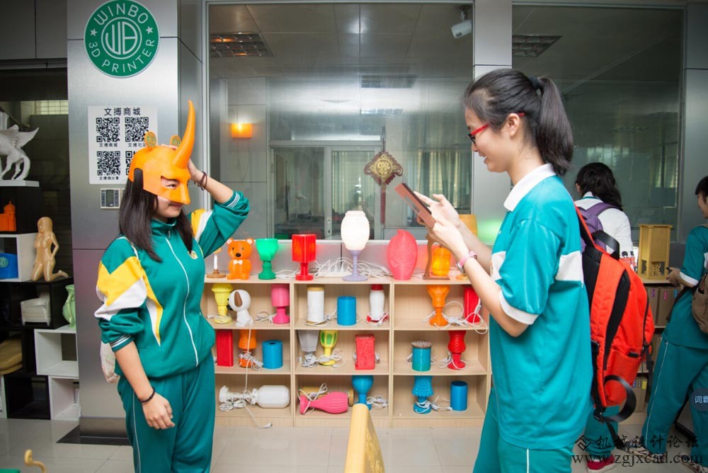 学生体验3D打印产品