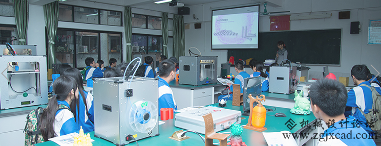 学生在学习使用文搏3D打印机
