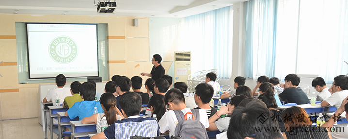 学生在学习了解文搏3D打印机
