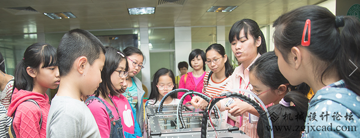 学生在学生在学习了解文搏3D打印机