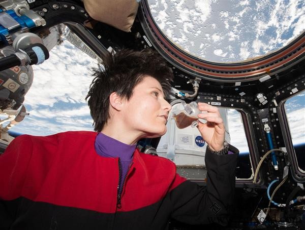 晨间咖啡从NASA认证的3D打印空间杯开始
