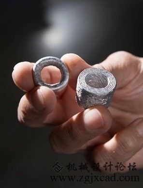 青少年发明具有转换制造潜力的液体金属3D打印机