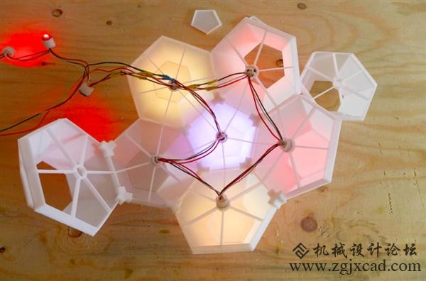 多彩3D打印二十面体吊灯：灯光颜色和节奏可以根据心情而变