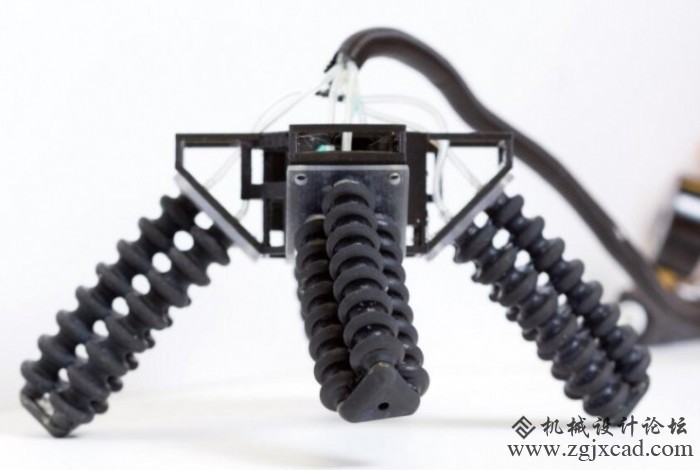 靠气体驱动：这款3D打印软体四足机器人可征服各种地形
