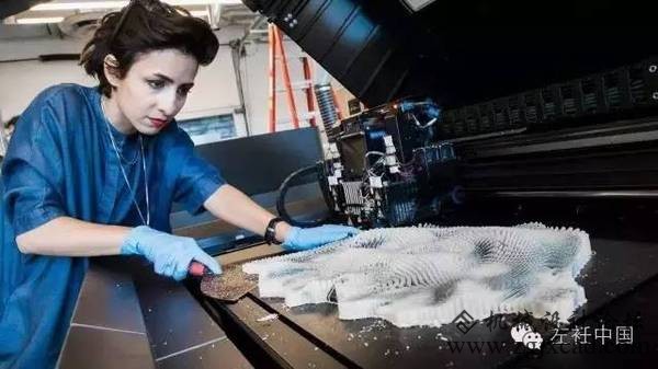 她的3D打印服装不仅能够呼吸，还能检测旁人的性别、年龄甚至注视