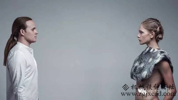 她的3D打印服装不仅能够呼吸，还能检测旁人的性别、年龄甚至注视