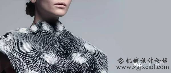 她的3D打印服装不仅能够呼吸，还能检测旁人的性别、年龄甚至注视