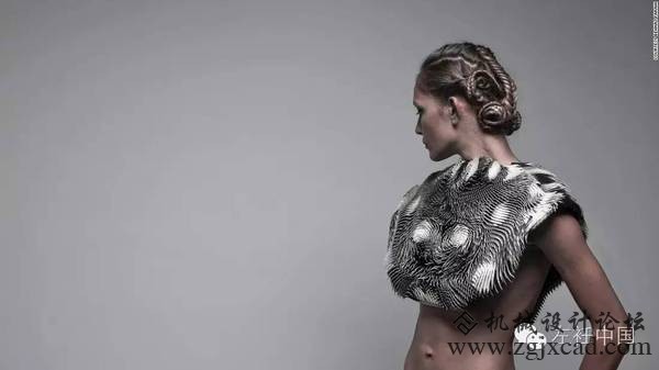 她的3D打印服装不仅能够呼吸，还能检测旁人的性别、年龄甚至注视