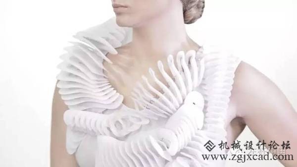 她的3D打印服装不仅能够呼吸，还能检测旁人的性别、年龄甚至注视