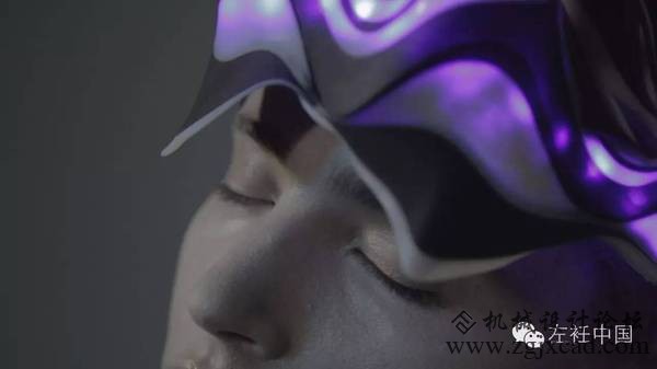 她的3D打印服装不仅能够呼吸，还能检测旁人的性别、年龄甚至注视