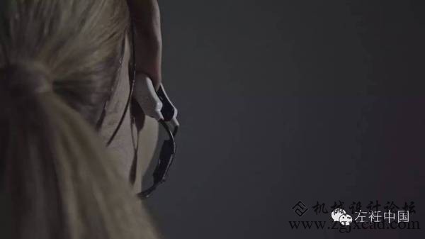 她的3D打印服装不仅能够呼吸，还能检测旁人的性别、年龄甚至注视
