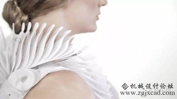 她的3D打印服装不仅能够呼吸，还能检测旁人的性别、年龄甚至注视