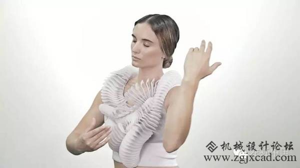 她的3D打印服装不仅能够呼吸，还能检测旁人的性别、年龄甚至注视