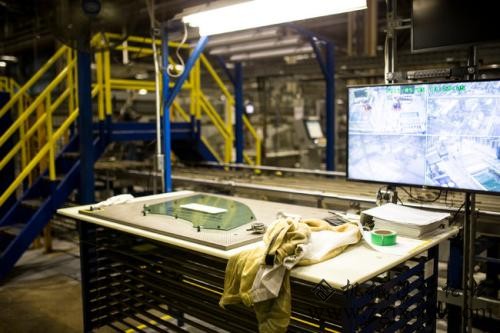 傍边国工场赶上美国工会：曹德旺指美国人拿钱不干活