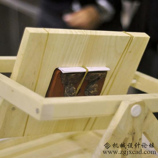 工作室还制作了一个滚塑机