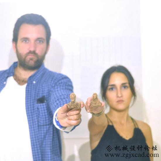 工作室创始人和他们的巧克力半身像