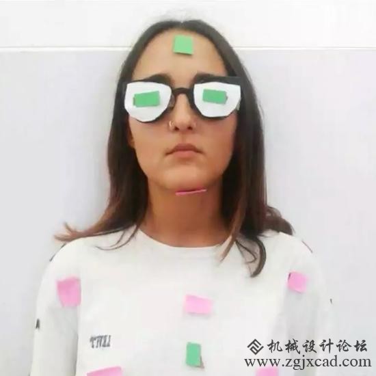 工作室的创始人在家里手动对自己进行3D扫描