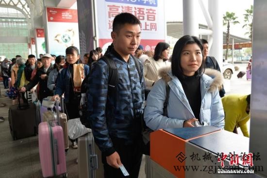 资料图：旅客“刷脸”进站。洪坚鹏 摄