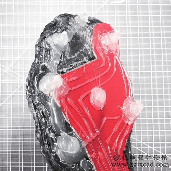 阿迪达斯依靠3D打印制作的高性能球鞋
