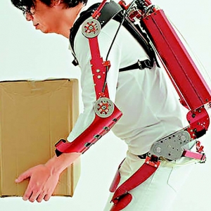 日本外骨骼帮老人省力