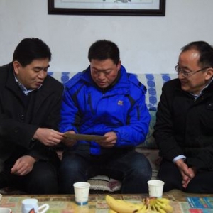 李德锁董事长看望慰问陕建机股份困难党员和职工