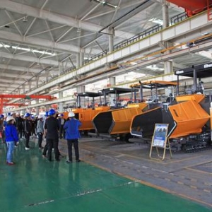 陕西路面协会来陕建机股份参观考察