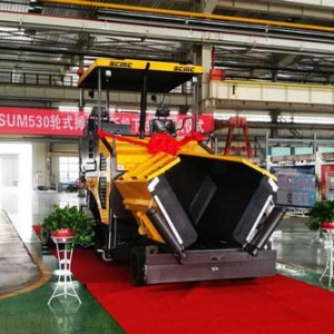 陕建机股份新型摊铺机SUM530下线交付用户